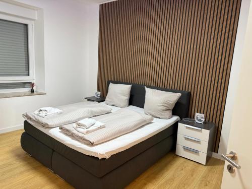 a bed with two towels on it in a bedroom at Casa del Mondo 2 in Sankt Aldegund