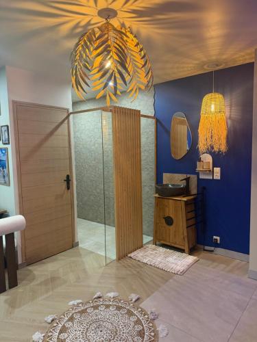a room with a shower with a glass door at gîte romantique in Etalondes-la-Pipe