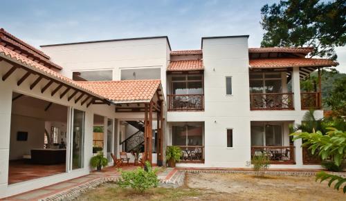an exterior view of a house with a roof at Hotel Boutique Villas de San Sebastián in Villavicencio