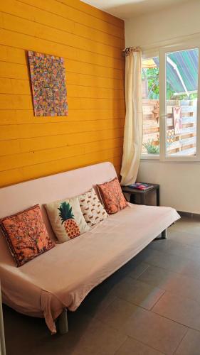 Duplex frais, terrasse ombragée, proche remparts