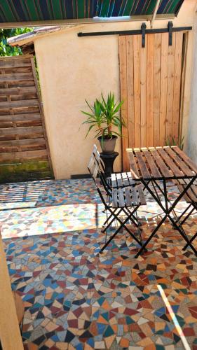 Duplex frais, terrasse ombragée, proche remparts