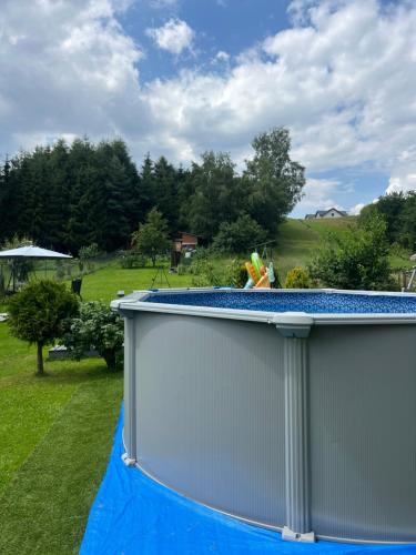 a gazebo in a yard with a blue tarp at Apartamenty pod Stokiem in Kluszkowce
