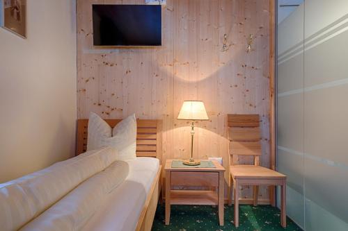 a room with a couch and a table with a lamp at Walch's Camping & Landhaus in Braz