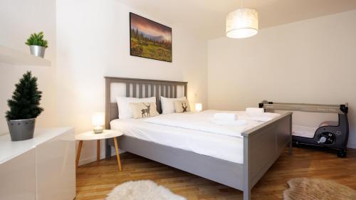 a bedroom with a large white bed in a room at Ferienwohnung Panoramablick - super für deine Familie und die besten Aussicht in ganz Todtmoos in Todtmoos