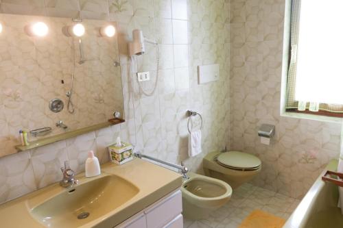 a bathroom with a toilet and a sink at Il Melo in Fivizzano