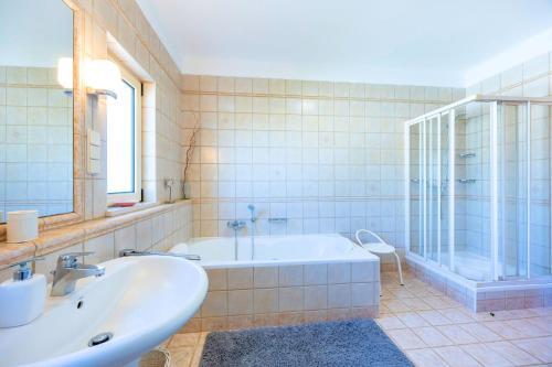 Casa Serrao Carvoeiro Private Pool & Sea Glimpses Walk To Dining & Beaches