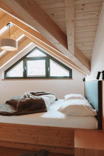 a bed in a room with a window at Terravita in Fiss