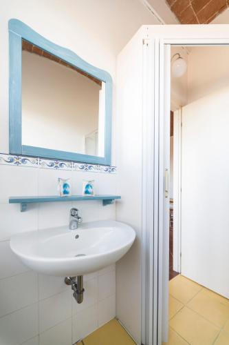 a bathroom with a sink and a mirror at Agriturismo Montevecchio Isolani in Monte San Pietro