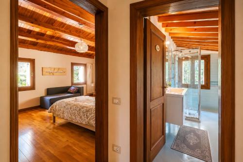 un dormitorio con una cama y un sofá en una habitación en B&B Villa Euganea, en Torreglia