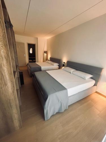 two beds in a hotel room with two beds at B&b i Parenti in Palmi
