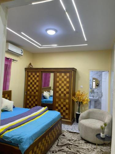 a bedroom with a bed and a chair at Galle subalbe in Pikine