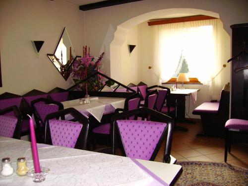 Un restaurante o sitio para comer en Hotel an der Hauptallee
