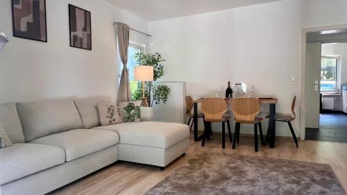 a living room with a couch and a table at Stilvolles Apartment im Siebengebirge in Königswinter