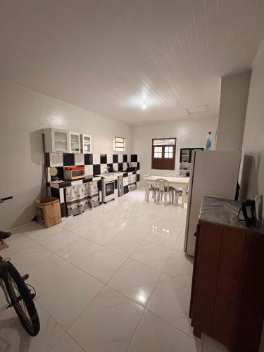 a large room with a kitchen and a dining room at Casa Completa no Centro de Soure com Wi fi e Garagem in Soure