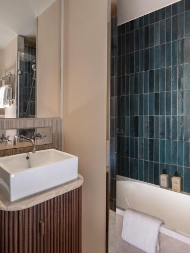 a bathroom with a sink and a bath tub at Lazare Nomade in Paris