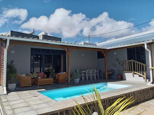 a patio with a swimming pool and a house at L'instant Varangue in Albion
