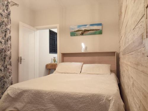 a bedroom with a bed in a room at L'instant Varangue in Albion