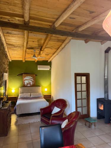 a bedroom with a bed and a chair at Vayu- en La Casa de Nanda in San Javier