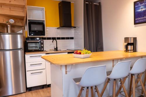 a kitchen with a counter with a bowl of fruit on it at Le grand bleu, 300m de la mer et centre ville in Étretat