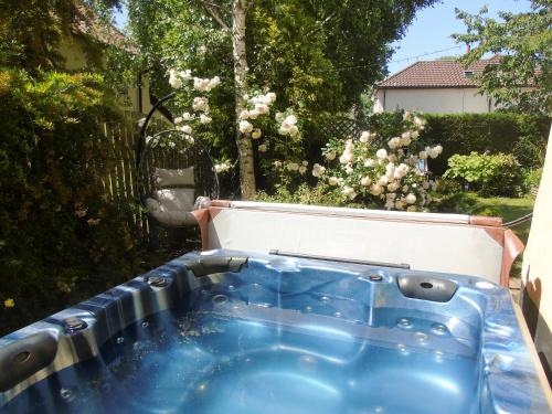 a hot tub in a yard with a garden at Horseshoe House - Ukc2743 in Watton