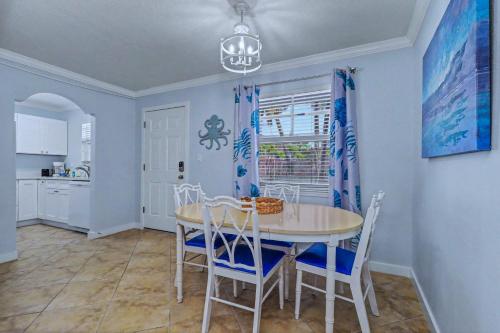 a kitchen and dining room with a table and chairs at Barefoot Beach Resort F104 in Clearwater Beach
