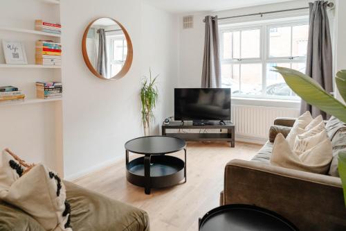 Calm Cosy House with Beautiful Riverside Walk to Centre photo 5