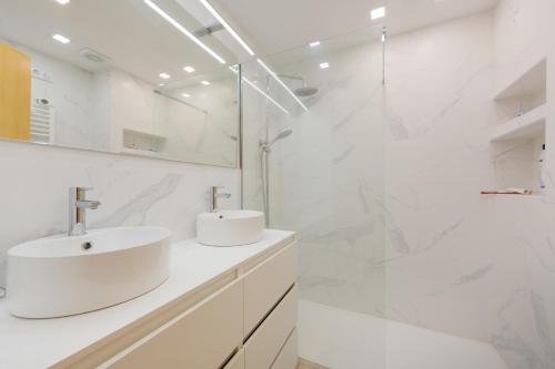 a white bathroom with a sink and a shower at Apartamento de lujo Almerimar in Almerimar