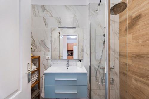 a bathroom with a sink and a shower at Residencial La Gomera in Puertito de Güímar