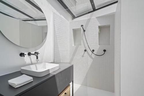 Etage exclusif avec chambre, terrasse, sdb, wc dans maison particulière d'architecte Paris 20e A NOTER Etage chez l'habitant je vous accueille avec le sourire et partage les parties communes au rdc