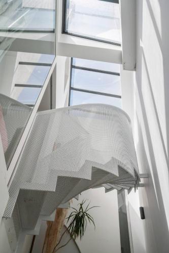 Etage exclusif avec chambre, terrasse, sdb, wc dans maison particulière d'architecte Paris 20e A NOTER Etage chez l'habitant je vous accueille avec le sourire et partage les parties communes au rdc