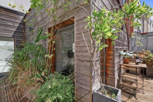 Etage exclusif avec chambre, terrasse, sdb, wc dans maison particulière d'architecte Paris 20e A NOTER Etage chez l'habitant je vous accueille avec le sourire et partage les parties communes au rdc