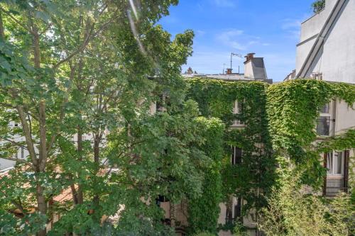 Etage exclusif avec chambre, terrasse, sdb, wc dans maison particulière d'architecte Paris 20e A NOTER Etage chez l'habitant je vous accueille avec le sourire et partage les parties communes au rdc