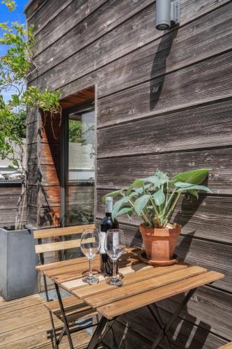 Etage exclusif avec chambre, terrasse, sdb, wc dans maison particulière d'architecte Paris 20e A NOTER Etage chez l'habitant je vous accueille avec le sourire et partage les parties communes au rdc
