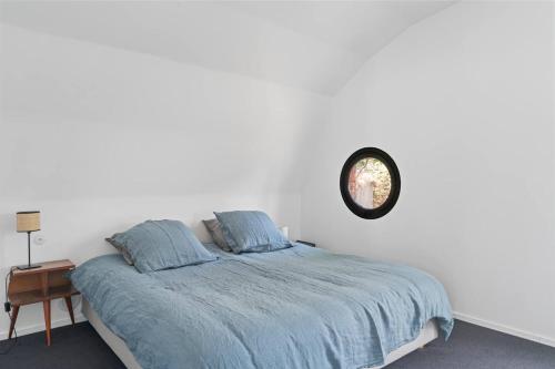 Etage exclusif avec chambre, terrasse, sdb, wc dans maison particulière d'architecte Paris 20e A NOTER Etage chez l'habitant je vous accueille avec le sourire et partage les parties communes au rdc