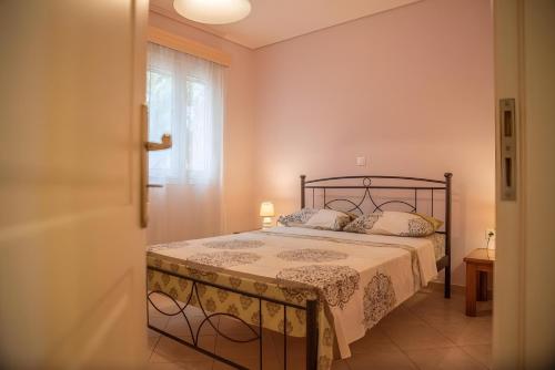 a bedroom with a bed and a window at Evoia Village House in Neokhórion