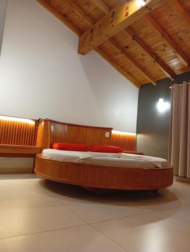 a bedroom with two beds in a room at Motel Avenida (Adult Only) in Gramado