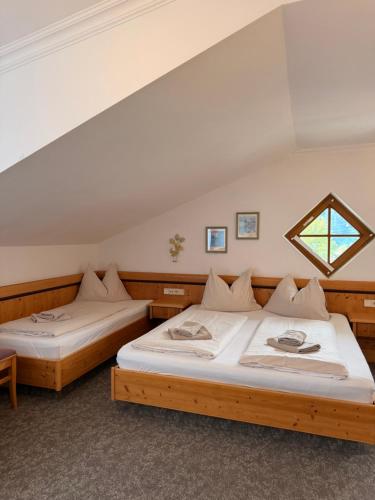 two beds in a room with a window at Appartements Baumanngut in Wagrain