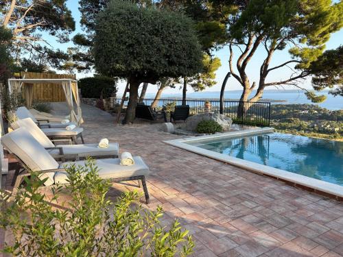 Holiday house Pantovčak, secluded stone house without other guests,with heated pool and unique view