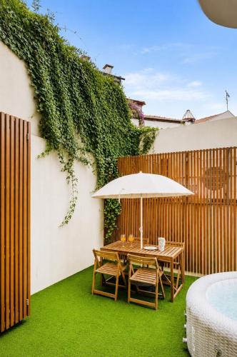 Secret Patio with Jacuzzi and 2 Suites