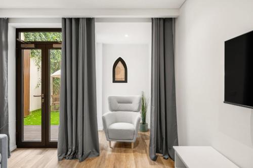 Secret Patio with Jacuzzi and 2 Suites