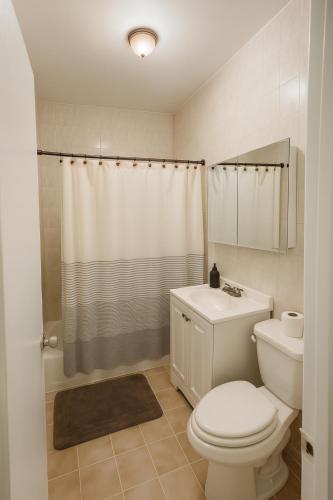 a bathroom with a toilet and a sink and a shower at Fauna Beach in Gold Coast Heliport