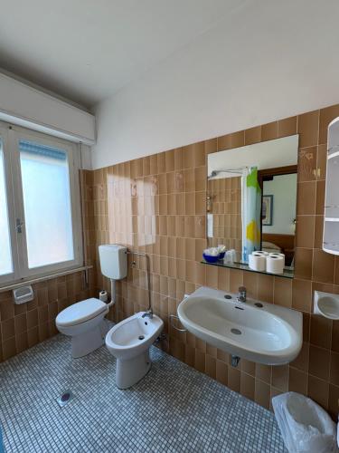 a bathroom with a toilet and a sink at Club Hotel Angelini in Bellaria-Igea Marina