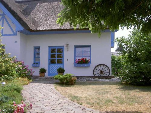 a white house with a window with a flower box at Ferienhaus Diekelmann _ Objekt 258 in Diedrichshagen