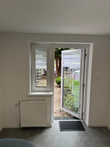 an open door leading to a patio with a garden at Piankowe mini-apart in Rewal