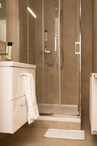a bathroom with a shower with a glass door at Miki Stays - 200m zum Prater in Vienna