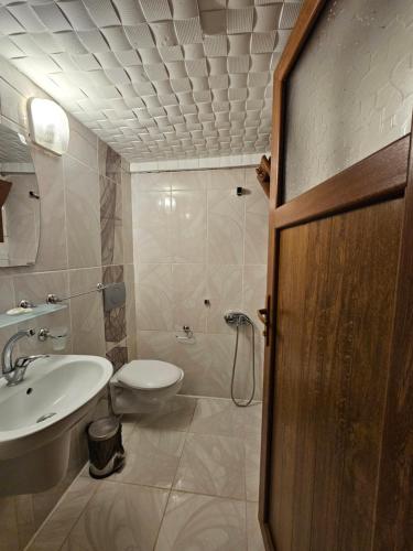 a bathroom with a toilet and a sink at Faraksi Bungalow & Otel in Uzungöl