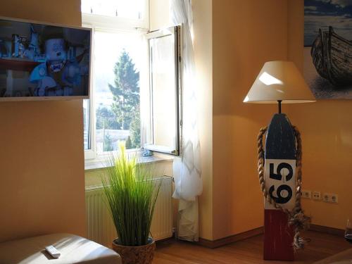 a living room with a lamp and a window at Ostseewind - in der Strandstrasse-führt zur Seebrücke in Kühlungsborn