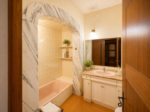 a bathroom with a bath tub and a sink at Sa Torre - Casa Mallorquina con encanto in Campos
