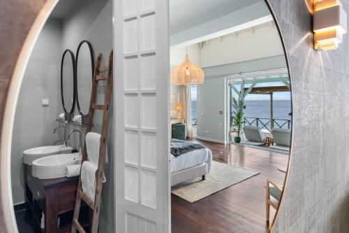 a bathroom with a mirror next to a bedroom at BijBlauw in Willemstad