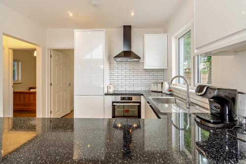 a kitchen with a sink and a counter top at Host & Stay - Robin Lodge in Belton